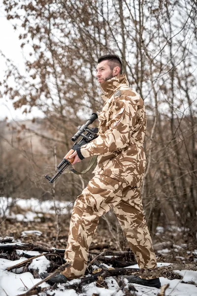 Leger trooper en ranger winter oorlog tijdens — Stockfoto