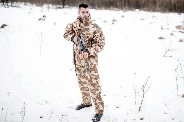 Army ranger med automatisk kulspruta utför patrull i en snöig skog — Stockfoto