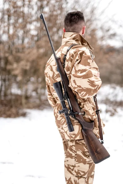 Porträt eines Armeeangehörigen, der ein Scharfschützengewehr bei Operationen auf dem Schlachtfeld trägt — Stockfoto