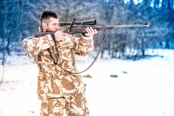 Militärangehöriger hält ein Scharfschützengewehr in der Hand und zielt auf Gegner auf dem Schlachtfeld — Stockfoto