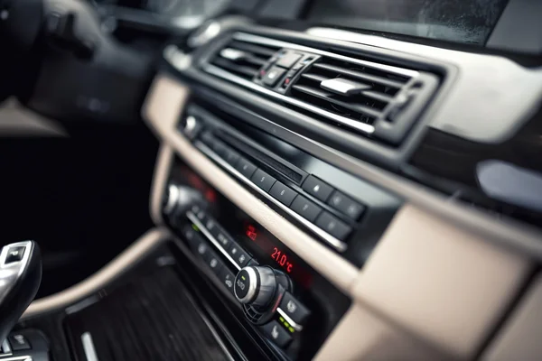 Sistema de ventilação do carro e ar condicionado - detalhes e controles do carro moderno. Papel de parede conceito com design industrial minimalista — Fotografia de Stock