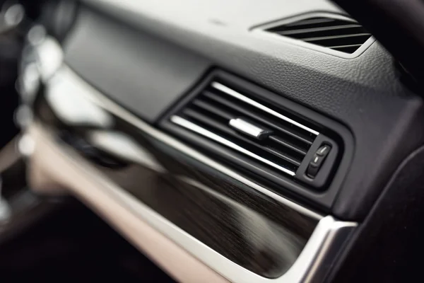 Sistema de ventilación del coche con botones de ajuste y detalles de coche moderno —  Fotos de Stock