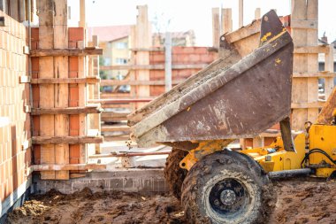 Damperli kamyon boşaltma çakıl, kum ve taş inşaat sahasında. Bricklayering ve inşaat alanında çalışma 