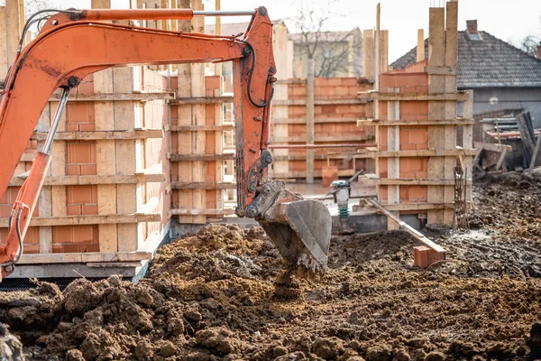 Industriële vrachtwagen loader graafmachine verplaatsen van aarde en herverdeling een gat van de grond — Stockfoto