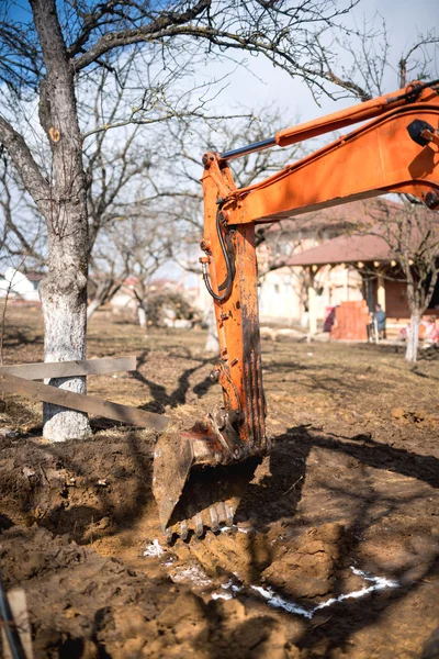 Raupenladerbagger gräbt und ebnet Baustelle — Stockfoto