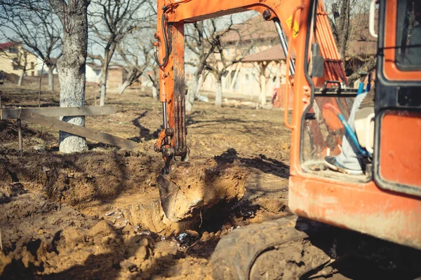 Excavadora, excavadora y otra maquinaria excavación de una fundación de la casa en el sitio de construcción. Efecto vintage suave —  Fotos de Stock