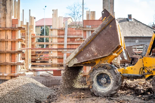 Industriële vrachtwagen loader opgraven van grind en bouw aggregaten. Bouwplaats met dumper vrachtwagen en materialen — Stockfoto