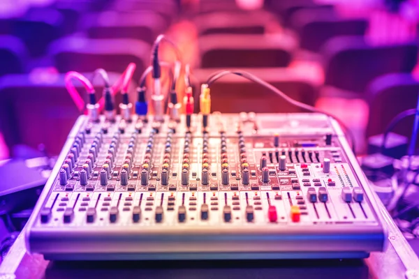 Audio muziek mixer en geluid equalizer, dj apparatuur en nachtclub accessoires op party in moderne stad — Stockfoto