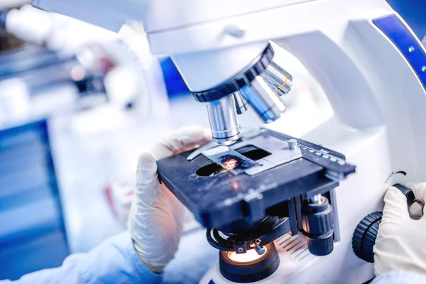 Detalhes do laboratório médico, mãos de cientistas usando microscópio para amostras de teste de química — Fotografia de Stock