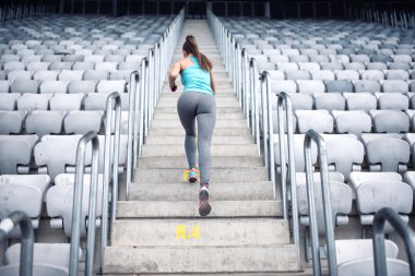 Çalışma dışarı ve merdivenlerde koşma sağlıklı kız portresi. Koşu ve maraton kavramı için hazırlanıyor. Spor.