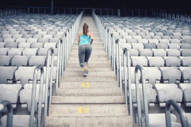 Eğitim ve egzersizleri yapıyor merdivenlerde, çalışma dışarı kadın fitness eğitmeni
