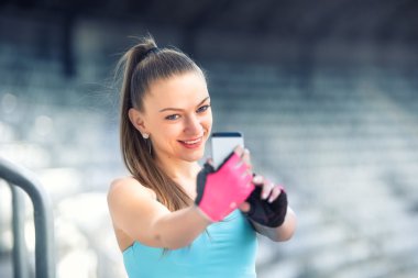 Selfie telefon kamerasıyla alarak güzel fitness kadın portresi. Eğitim ve fotoğraf çekmeye sağlıklı kadın