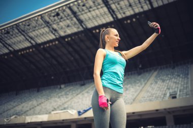 Genç kadın selfie telefon kamerasıyla alarak. Modern sosyal medya kavramı