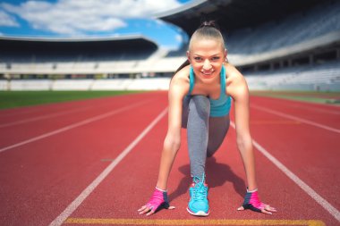 Bir egzersiz eğitim ve çalışma dışarı zevk bir parça yarışmasına hazırlanıyor aktif kadın koşucu. Fitness kız Stadyumu yolda koşu. Instagram filtre efekti