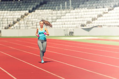 Profesyonel yolda çalışan fitness atlet yarış ya da olimpik için maraton hazırlanıyor