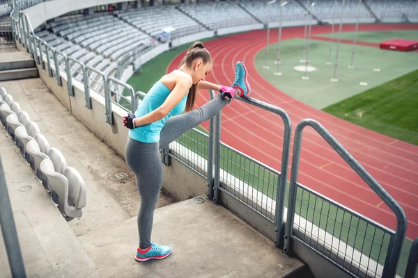 女性アスリートのトレーニングや階段でウォーミング アップのストレッチします。フィットネス女の子トレーニング、実行しています。 — ストック写真