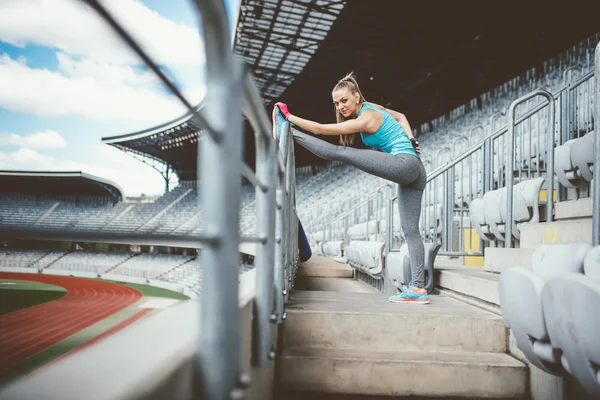 체육 여자 조깅 또는 달리기 트랙에서 실행. 건강 체력 개념 — 스톡 사진
