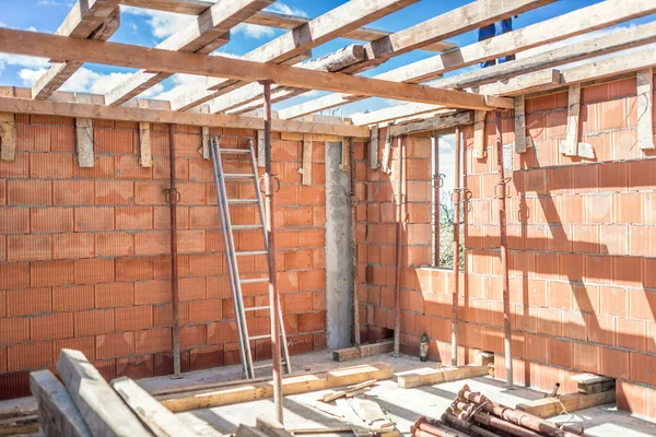 Ferramentas e detalhes do canteiro de obras - escada de metal, camadas de tijolos, madeira e madeira — Fotografia de Stock