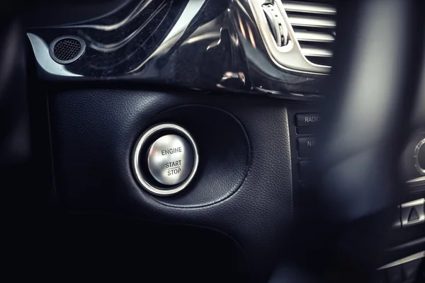 Primo piano del moderno pulsante di accensione e spegnimento dell'auto. Interno auto con cruscotto e dettagli pozzetto — Foto Stock