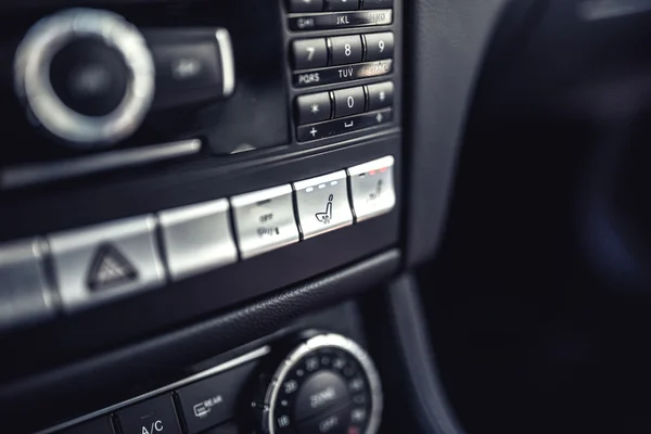 Moderno salpicadero de coche con sistema de ventilación y calefacción del asiento. Detalles modernos de coche eléctrico — Foto de Stock