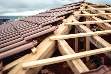 kaplama ev yapım aşamasında yığınlar Brown, modern ile çatı kiremitleri