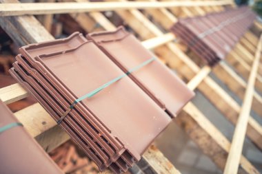 kahverengi çatı kiremit paketleri ev inşaat sahasında. çatı yapım aşamasında modern döşeme ile 