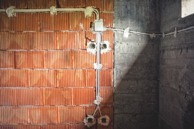 elektrik hatları inşaat yeni emlak, elektrik borular ve tuğla duvar yapım aşamasında