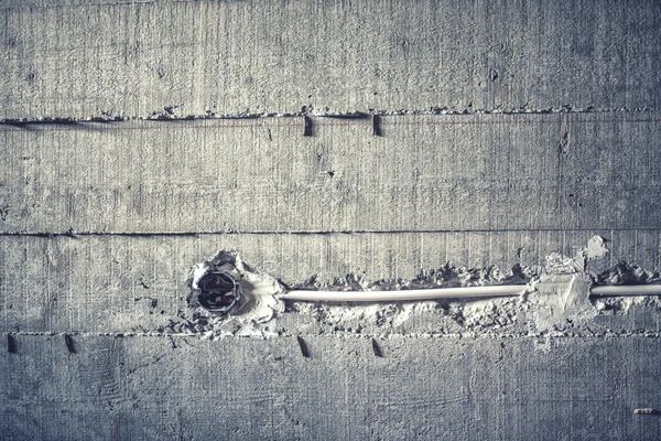 Alambres eléctricos e instalación de cables en muros de cemento en obra. efecto suave sobre la foto —  Fotos de Stock