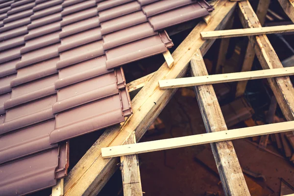 Dak opbouwen met keramische bruin tegels op houten, houtstructuur. geometrische verdeling van dakpannen op nieuwe woningbouw — Stockfoto