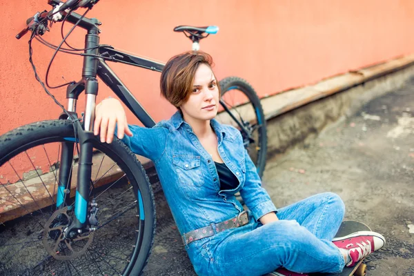 Ritratto di moda di giovane bella donna bruna che indossa elegante vestito sportivo estivo hipster, stile di vita urbano. Immagine sorridente e divertente, filtrata con concetto moderno — Foto Stock