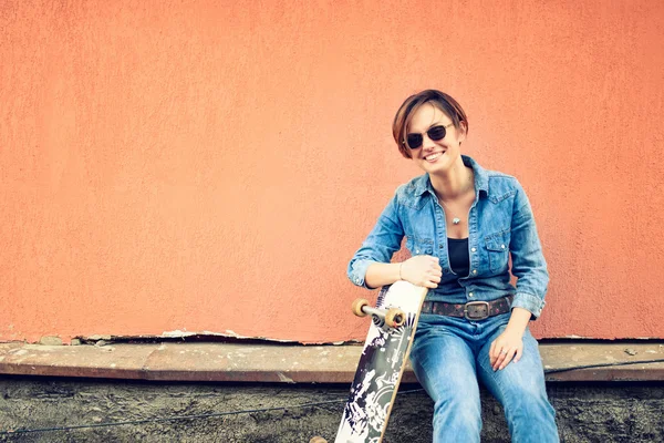 Menina elegante sorrindo e se divertindo com skate e longboard. Conceito de estilo de vida da vida moderna ativa com boas pessoas — Fotografia de Stock