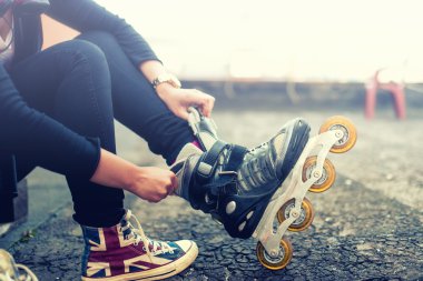 Rollerskates üzerinde sonra etkinlikler koyarak, paten keyfi mutlu genç kız paten. Vintage Fotoğraf etkisi