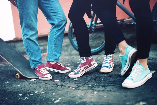 Primer plano de las zapatillas modernas usadas por los amigos, estilo de vida urbano de la ropa moderna y el calzado —  Fotos de Stock