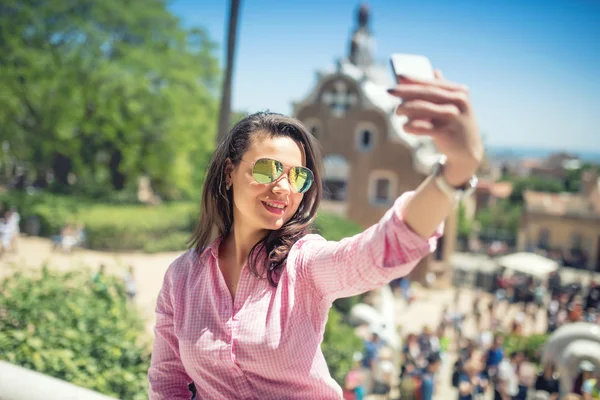 Conceito moderno de fotografia, jovem mulher tirando selfie com telefone celular e postando nas mídias sociais . — Fotografia de Stock