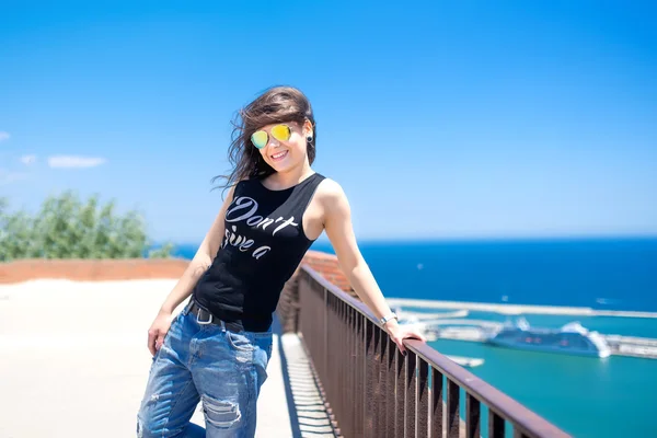 Portrait of attractive funky girl on top of docks, seaside view. — Stock Photo, Image