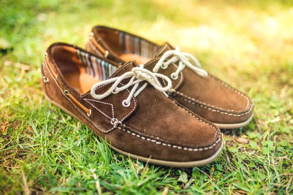 Kulit coklat modern mens sepatu, musim panas yang elegan moccasins di rumput. Pria fashion, aksesori pria dan alas kaki . — Stok Foto