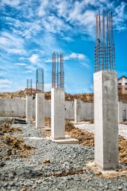 İnşaat sütunlar, somut Ayrıntılar ve ışınlar buildng sitesi, güçlendirilmiş çelik çubuklar. 