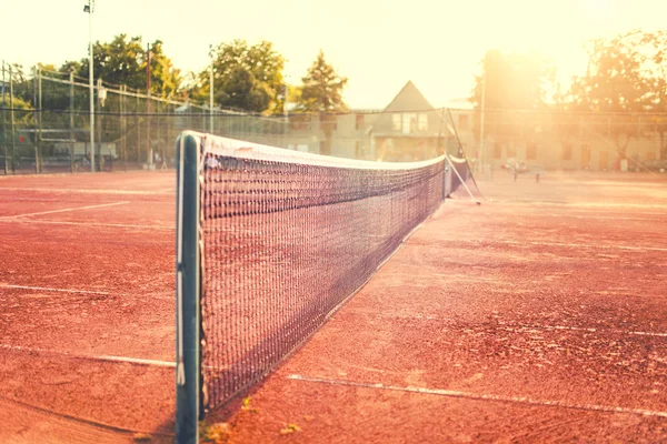 Primer plano de pista de tenis de barro en un día soleado de verano. Estilo de vida moderno con detalles de deporte y fitness — Foto de Stock