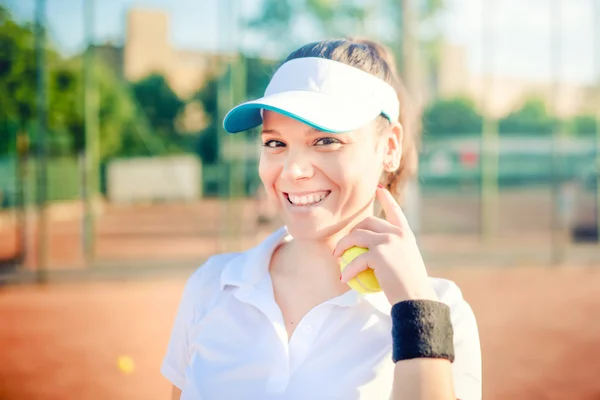 Joueuse de tennis, sportive sur le court de tennis portant une tenue de fitness et s'entraînant pour le match. Concept de style de vie moderne avec jeune fille souriant, jouer au tennis — Photo