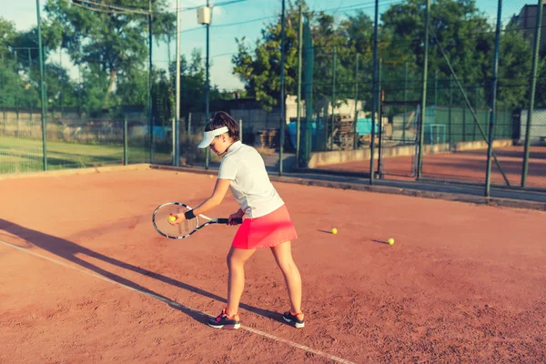 Sprawny tenis gra na sąd gliny. Zdrowy fitness, atrakcyjna dziewczyna grać w tenisa — Zdjęcie stockowe