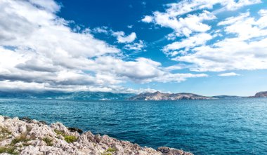 Panoramik ada kıyı şeridi manzara, sakin su, gökyüzü güneşli tatil gününde temizleyin. Egzotik hedef olarak tatil beldesi