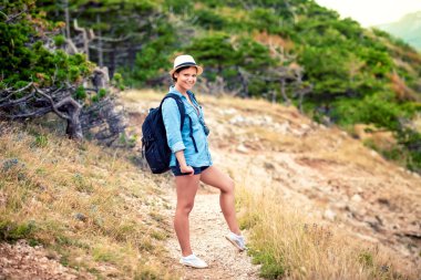 Dağlar, sırt ile doğa yürüyüşü ve doğal, taze hava zevk fiyatı