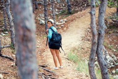 kadın, dağlardaki trekking, yürüyüş ve orman ve tepeler ile sırt çantası var. Mutlu kadın, doğa keşfetmek maceraya hazır
