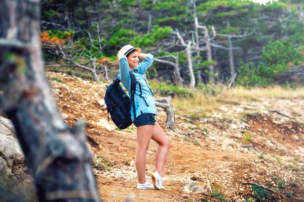 Fiatal nő természetjáró-hegyen, a hátizsák, trekking, és élvezi a friss levegőt az erdő és a természet — Stock Fotó