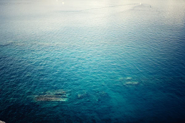Вид с воздуха на чистую океанскую воду, спокойные волны в солнечный день. Концепция спокойного фона — стоковое фото
