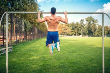 çene ups ve push up yapıyor park, çalışma dışarı seksi vücut geliştiricisi. Erkek fitness oyuncu eğitim açık havada