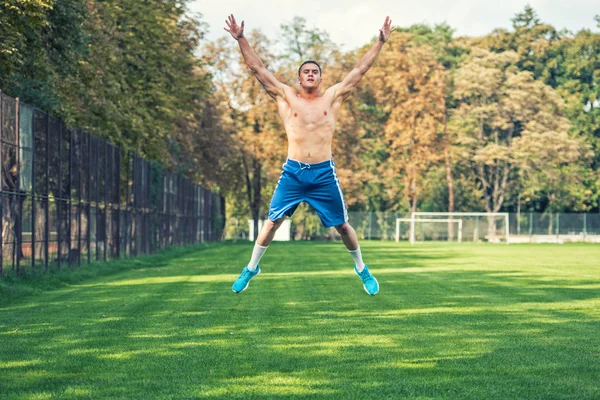 Bar överkropp stilig man arbetar ute i parken, cross fit utbildning. Atletisk man hoppa och göra övningar utomhus, en sommardag. — Stockfoto