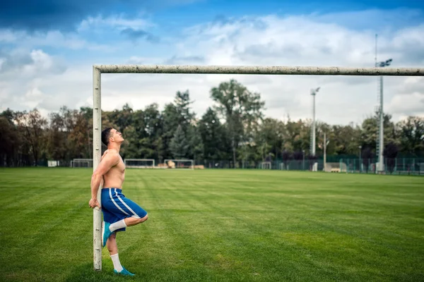 Fitness spelare tränar på fotbollsplan. Cross fit träning utomhus en solig sommardag. — Stockfoto