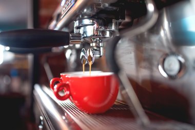 Otomatik espresso makinesi kahve fincan restoran veya Bar dökme. Barista kavramı Makina, sabotaj, kahve ve araçları ile