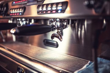 Otomatik espresso makinesi kahve fincanı için bekliyor. Restoran veya Bar espresso makinesi.